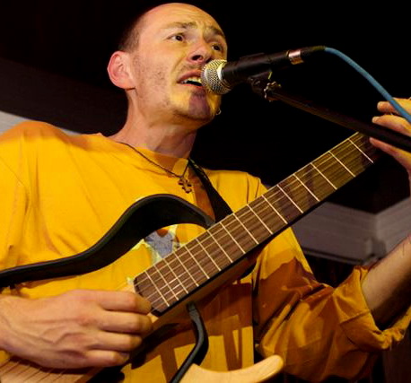 Рома с контурной гитарой на концерте в Могилёве в 2010 году